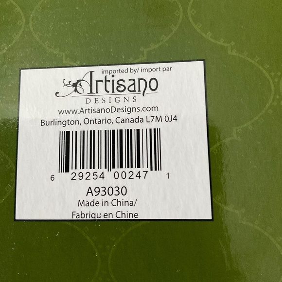 PORCELAIN OLIVE APPETIZER TRAY. LIKE NEW!! Three slots for olives. 6 1/4” x 4” - Picture 3 of 5